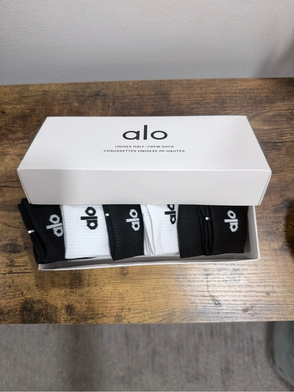 ALO Yoga Unisex Half-Crew Socks – Black and White Pack
